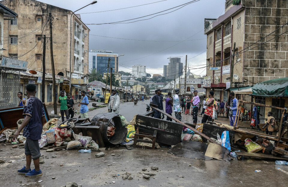 Supporters of Cameroonian opposition leader and presidential candidate Issa Tchiroma Bakary build barricades following the announcement of President Paul Biya’s win in the October 12 presidential election. People gathered in a street that they have barricaded with different materials