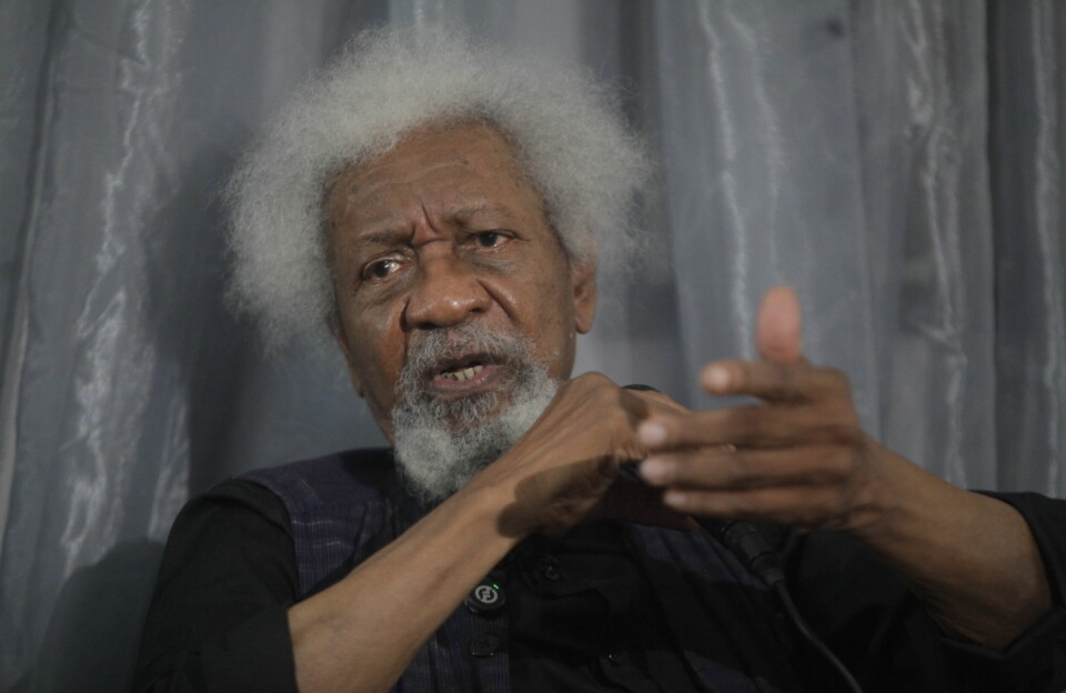 Nigerian Nobel laureate Wole Soyinka says his U.S. visa has been revoked due to his criticism of U. S. President Donald Trump. Wole Soyinka is seated and gestures with his hands as he speaks.