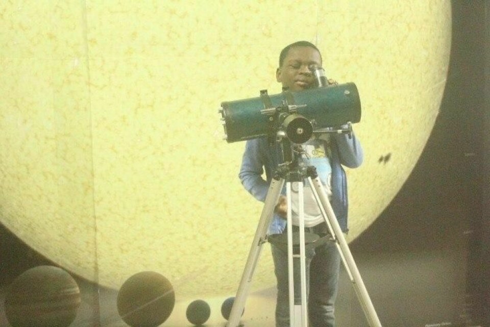 News of the planetarium’s closure has upset many in Ghana's science and astronomy community. A young boy looks through a telescope