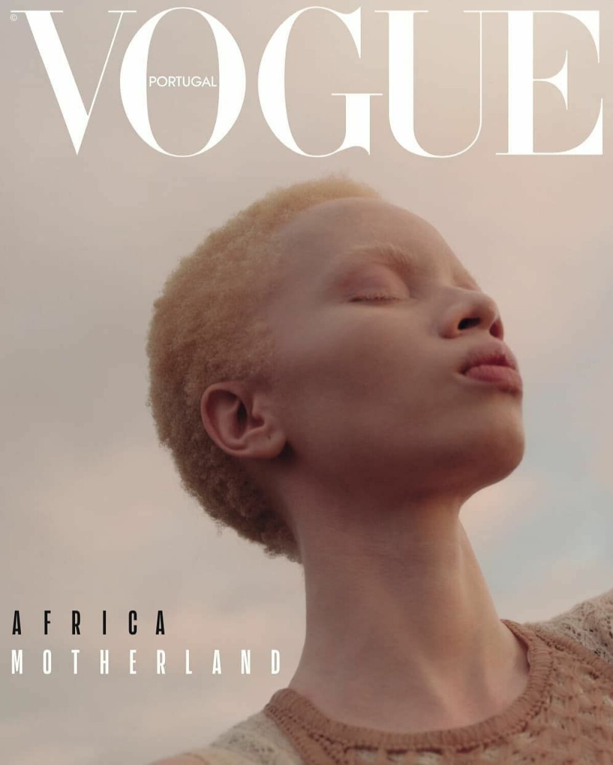 女性情報誌 Vogue Portugal Magazine Dec 2021/Jan 22 Thando Hopa Makes History as the First Woman with Albinism on a
